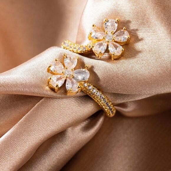 Elegant Gold Floral Ring - Picture 5 of 5